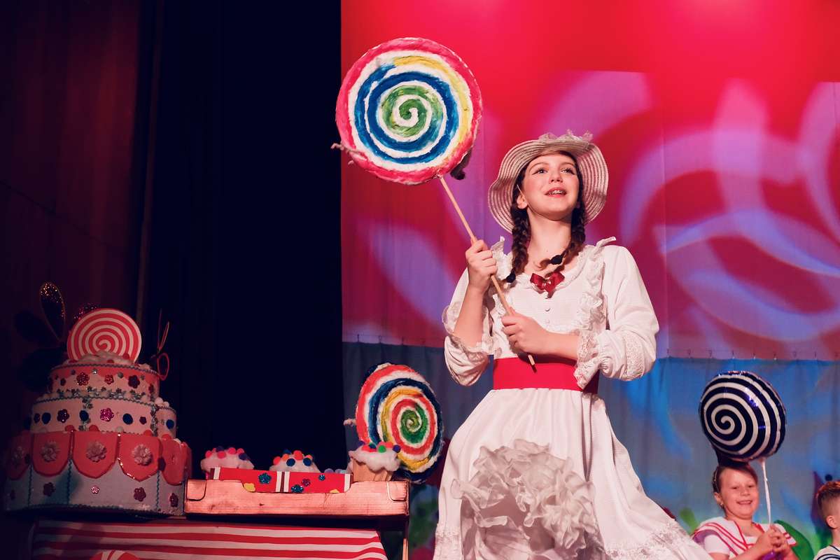 Scéna z muzikálu Mary Poppins plná sladkostí