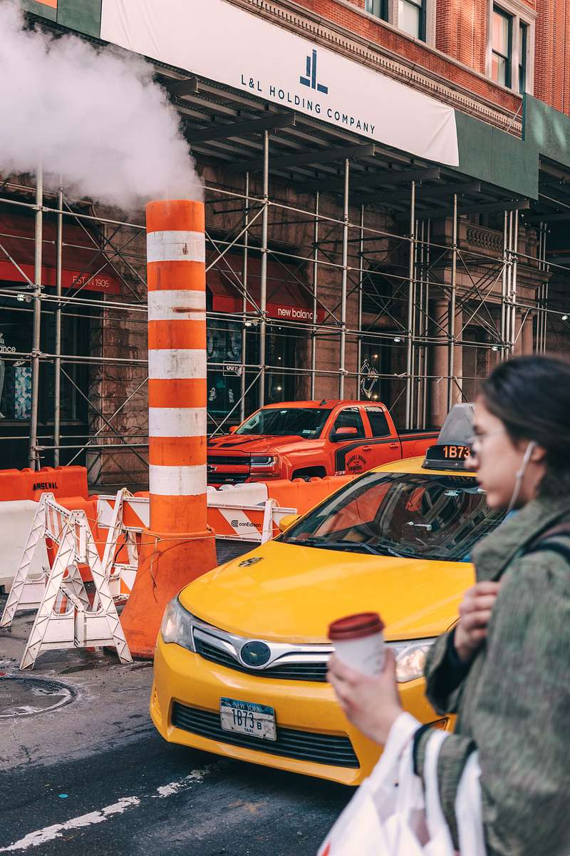 Parná veža a žlté taxi v New Yorku